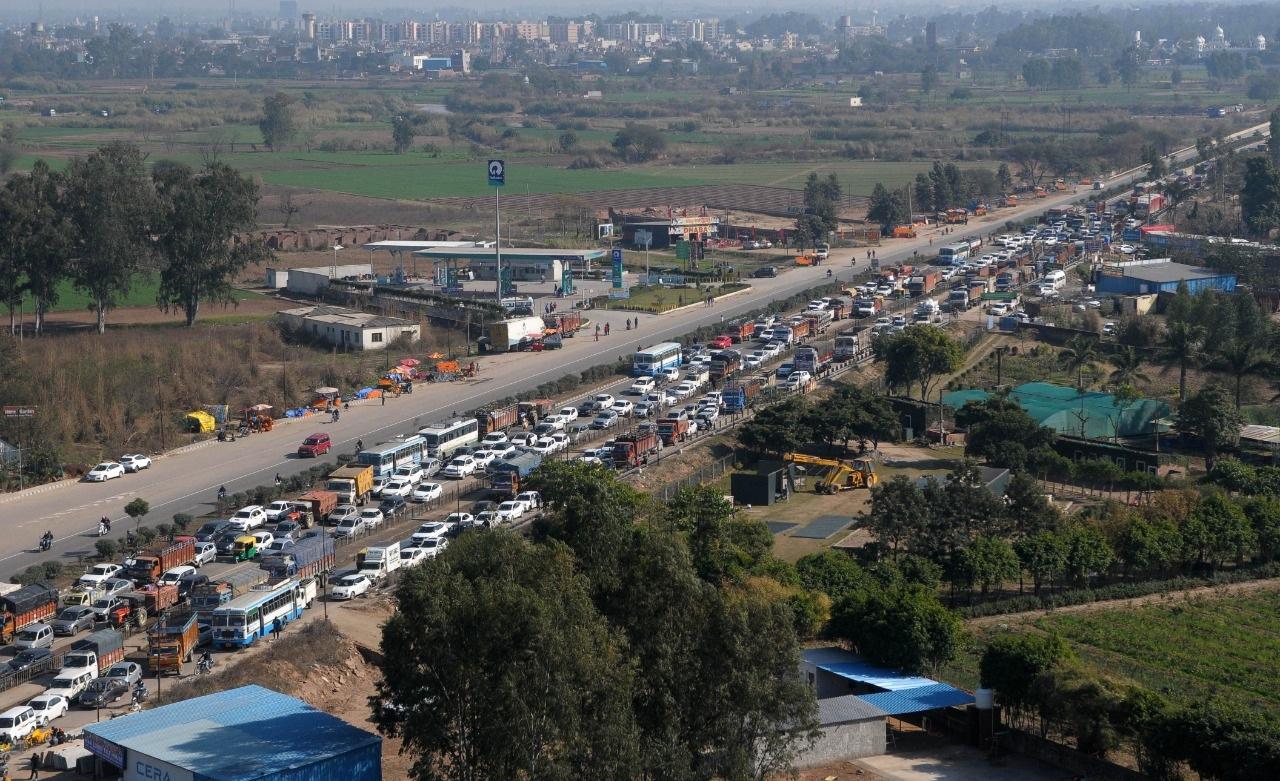 Traffic at Delhi- Chandigarh Highway due to the chakka jam protests by farmers. (Ravi Kumar/HT Photo)