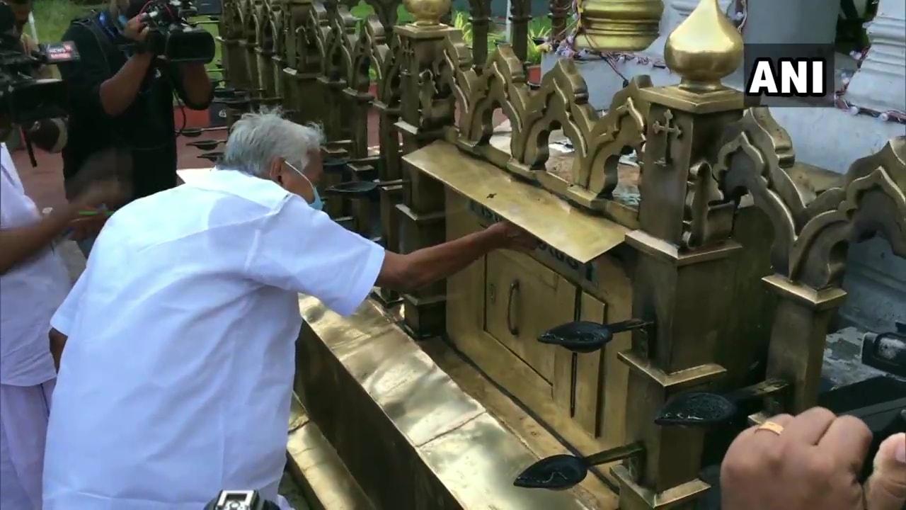 Congress' Oommen Chandy at Puthuppally Church. (Image courtesy: ANI)