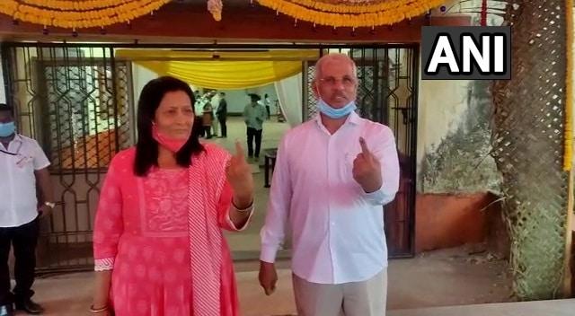 Himachal Pradesh governor Rajendra Vishwanath Arlekar and his wife at a polling booth in Vasco da Gama.
