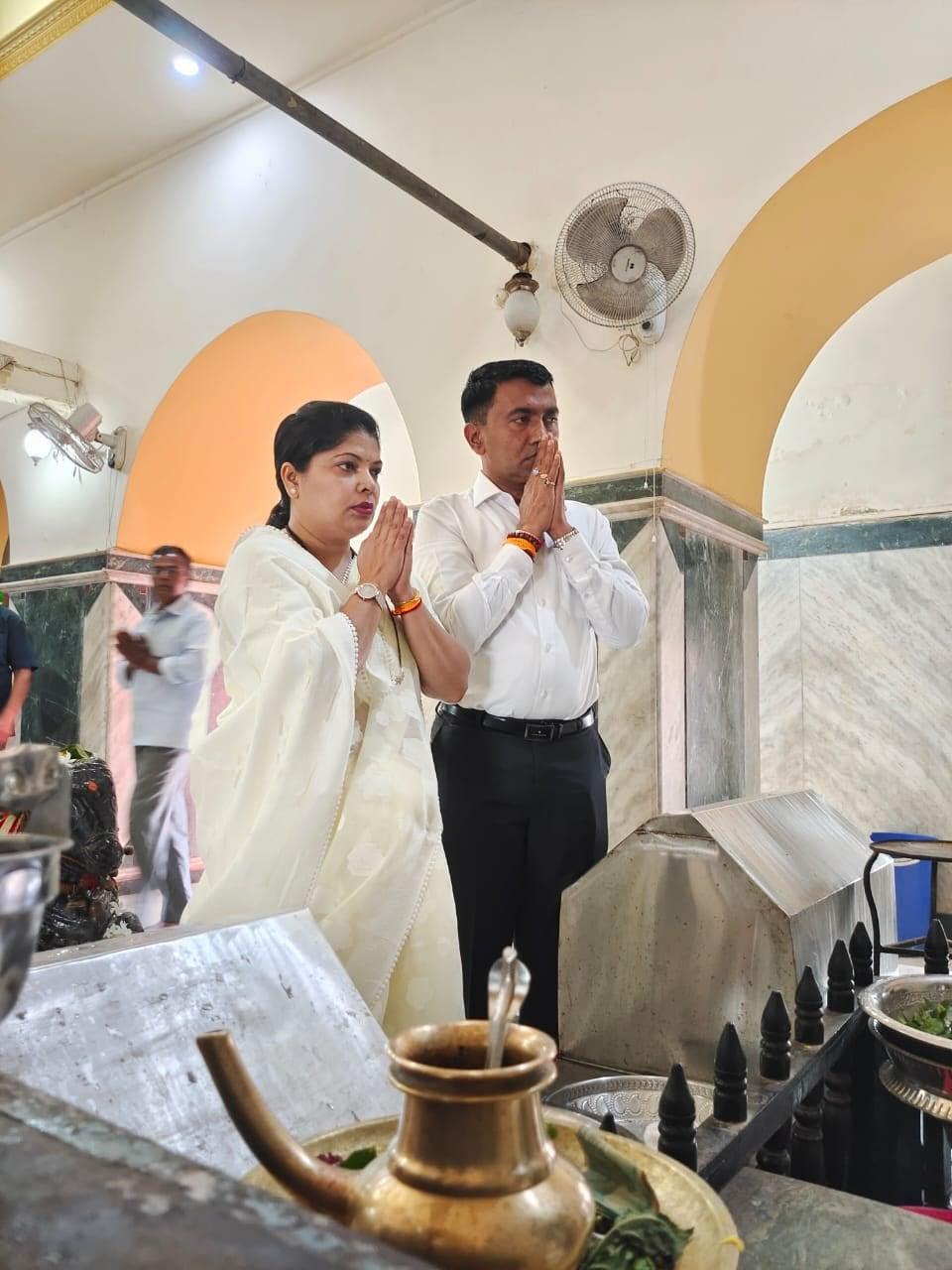 CM Pramod Sawant and his wife Sulakshana Sawant offer prayers in Harvalem. (ANI)