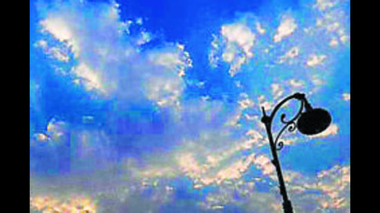 We are expecting that in the coming three to four days there will be a bit of respite from the scorching heat, IMD officials said. (HT PHOTO) We are expecting that in the coming three to four days there will be a bit of respite from the scorching heat, IMD officials said. (HT PHOTO)