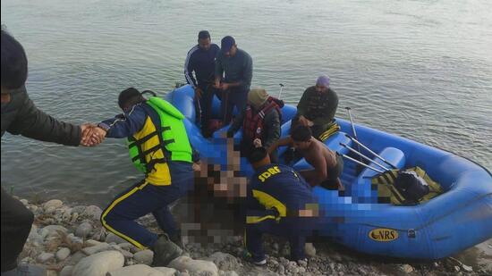 A deep diving team of State Disaster Response Force (SDRF) carried out a rescue and search operation and fished out the student’s body from river Ganga. (HT Photo) A deep diving team of State Disaster Response Force (SDRF) carried out a rescue and search operation and fished out the student’s body from river Ganga. (HT Photo)