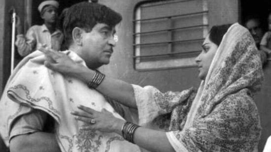 Waheeda Rehman and Raj Kapoor's train was attacked by a mob of angry fans. Waheeda Rehman and Raj Kapoor's train was attacked by a mob of angry fans.