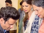 Manoj Bajpayee touched Tanuja's feet at an event. Manoj Bajpayee touched Tanuja's feet at an event.