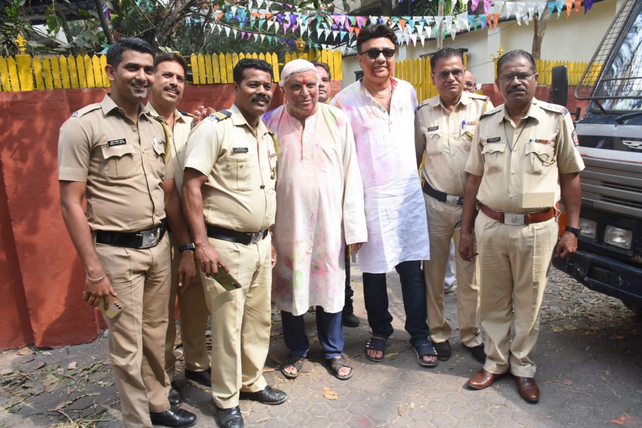 Javed Akhtar and Anu Malik pose with Mumbai Police at Holi party. (Varinder Chawla)(Varinder Chawla) Javed Akhtar and Anu Malik pose with Mumbai Police at Holi party. (Varinder Chawla)(Varinder Chawla)