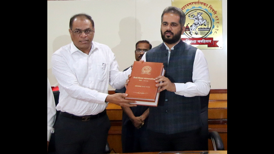 It is for the first time in the history of the PCMC that the budget was presented and approved on the same day on Tuesday. (HT PHOTO) It is for the first time in the history of the PCMC that the budget was presented and approved on the same day on Tuesday. (HT PHOTO)
