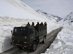 Public relations officer (defence) said BRO accordingly ensured the pass was kept open for traffic till as late as January 6, creating a new record.(Waseem Andrabi /Hindustan Times) Public relations officer (defence) said BRO accordingly ensured the pass was kept open for traffic till as late as January 6, creating a new record.(Waseem Andrabi /Hindustan Times)