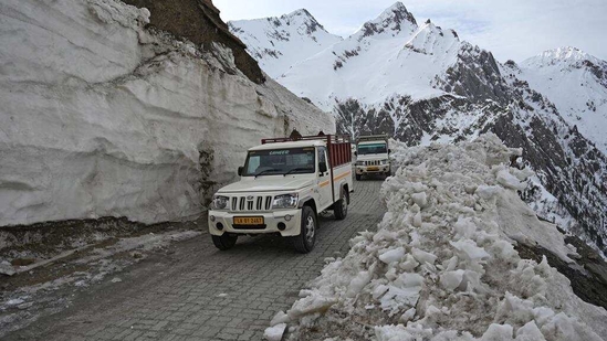 In 2021, Zojila Pass was opened after a 110-day closure, while it remained closed for 73 days in 2022.(Waseem Andrabi /Hindustan Times)