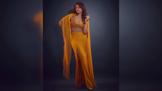 Sonakshi Sina kept her makeup minimal and left her hair open with beach waves.(Instagram/@aslisona)