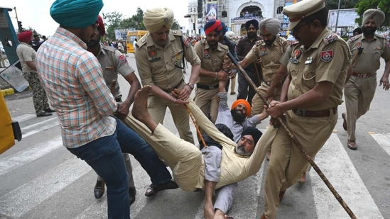 Punjab police remove blockade by fugitive radical leader Amritpal Singh's supporters.&nbsp;(Sanjeev Sharma/ Hindustan Times)