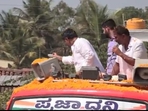 DK Shivakumar splashes five hundred rupees notes on artists.(Screengrab for ANI video) DK Shivakumar splashes five hundred rupees notes on artists.(Screengrab for ANI video)