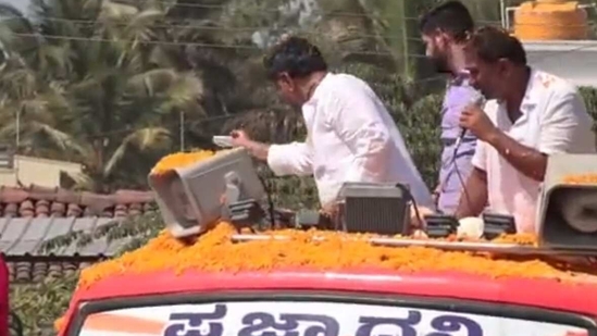 DK Shivakumar splashes five hundred rupees notes on artists.(Screengrab for ANI video) DK Shivakumar splashes five hundred rupees notes on artists.(Screengrab for ANI video)