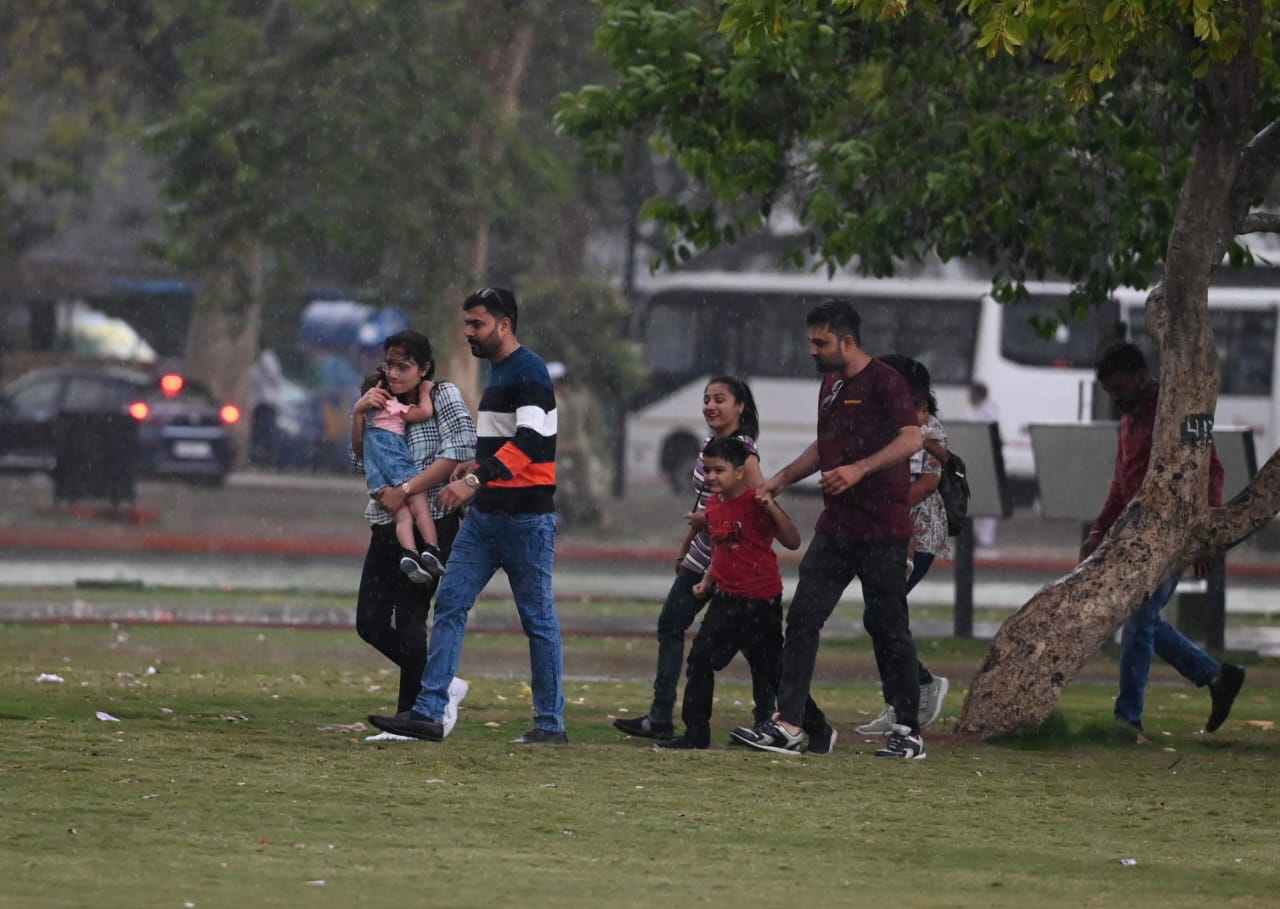 A group walking amid the rainfall in Delhi.(HT Photo/Vipin Kumar) A group walking amid the rainfall in Delhi.(HT Photo/Vipin Kumar)