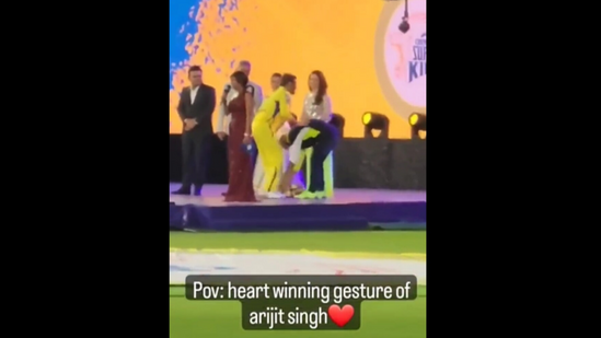 IPL 2023: The image shows Arijit Singh touching MS Dhoni’s feet during the opening ceremony.(Screengrab) IPL 2023: The image shows Arijit Singh touching MS Dhoni’s feet during the opening ceremony.(Screengrab)