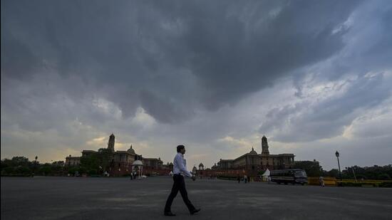 An overcast sky at Vijay Chowk in New Delhi on Monday. (Raj K Raj/HT Photo) An overcast sky at Vijay Chowk in New Delhi on Monday. (Raj K Raj/HT Photo)