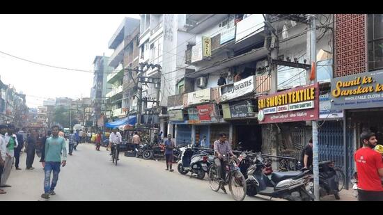 Shops open after five days in Bihar Sharif in Nalanda district on Monday. (HT Photo) Shops open after five days in Bihar Sharif in Nalanda district on Monday. (HT Photo)