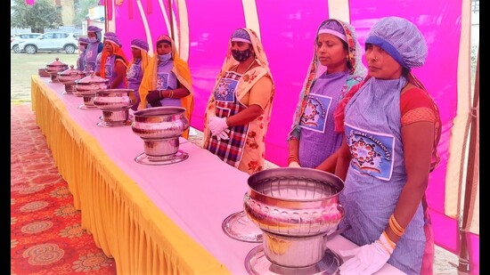 This is for the first time that the state government has released funds to purchase uniform for the cooks. (HT Photo) This is for the first time that the state government has released funds to purchase uniform for the cooks. (HT Photo)