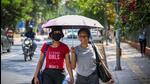 Delhi University students on a hot day in the Capital. (Sanchit Khanna/Hindustan Times) Delhi University students on a hot day in the Capital. (Sanchit Khanna/Hindustan Times)