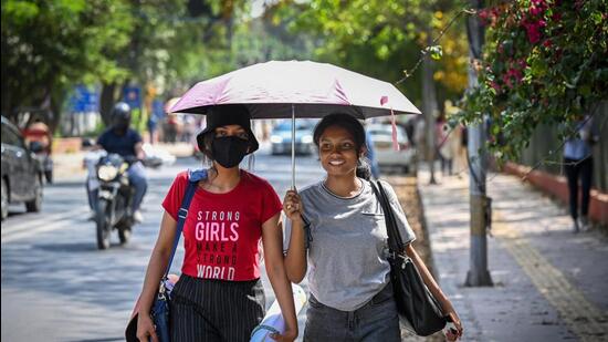 Delhi University students on a hot day in the Capital. (Sanchit Khanna/Hindustan Times) Delhi University students on a hot day in the Capital. (Sanchit Khanna/Hindustan Times)