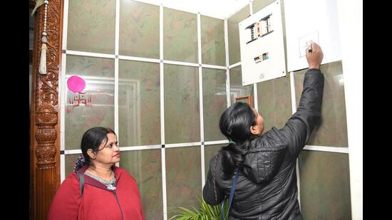 An enumerator marks a house in Patna during the 1st phase of the caste survey in January. (HT Photo) An enumerator marks a house in Patna during the 1st phase of the caste survey in January. (HT Photo)