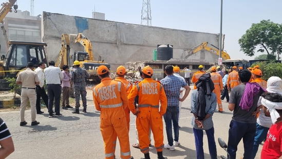 Four workers were killed and 20 others injured in rice mill building collapse in Karnal on Tuesday.(HT Photo) Four workers were killed and 20 others injured in rice mill building collapse in Karnal on Tuesday.(HT Photo)