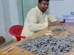 K'taka: Independent candidate from Yadgir deposits 10k in coins K'taka: Independent candidate from Yadgir deposits 10k in coins