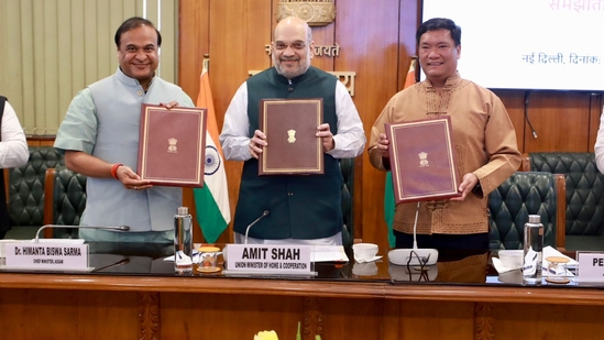 Assam chief minister Himanta Biswa Sarma and Arunachal Pradesh chief minister Prema Khandu signed a Memorandum of Understanding (MoU) in presence of home minister Amit Shah. Assam chief minister Himanta Biswa Sarma and Arunachal Pradesh chief minister Prema Khandu signed a Memorandum of Understanding (MoU) in presence of home minister Amit Shah.