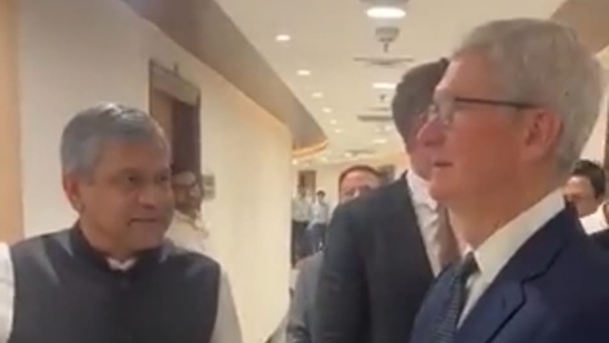 Ashwini Vaishnaw with Apple CEO Tim Cook. (Twitter/ Ashwini Vaishnaw) Ashwini Vaishnaw with Apple CEO Tim Cook. (Twitter/ Ashwini Vaishnaw)