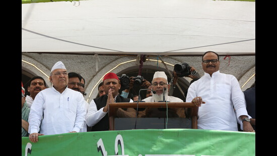 Deputy chief minister Brajesh Pathak and Samajwadi Party chief Akhilesh Yadav shared stage at Aishbagh Eidgah. (Deepak Gupta) Deputy chief minister Brajesh Pathak and Samajwadi Party chief Akhilesh Yadav shared stage at Aishbagh Eidgah. (Deepak Gupta)