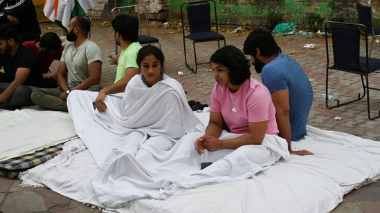 Protesters seen draped in blanket as they wake up on their next day of protest.(HT Photo)