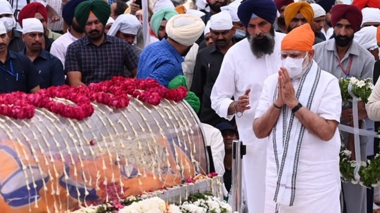 PM Modi paying last respects to Akali Dal patriarch Parkash Singh Badal.(HT Photo) PM Modi paying last respects to Akali Dal patriarch Parkash Singh Badal.(HT Photo)