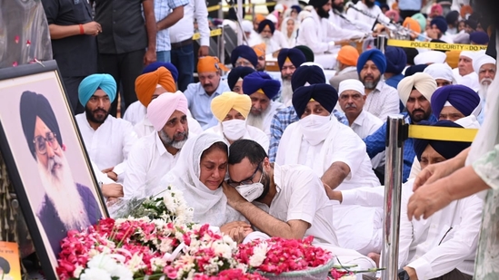 Relatives offer last tributes to Parkash Singh Badal.(HT_PHOTO)