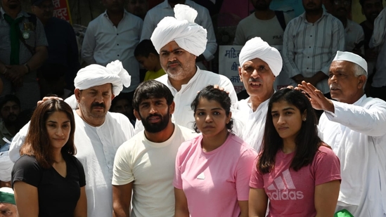 Farmer leader and National President BKU Naresh Tikait (L) seen with the protesting wrestlers. (Vipin Kumar/ Hindustan Times)