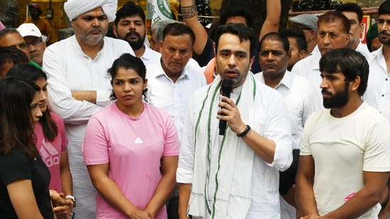 RLD leader Jayant Choudhary supporting wrestlers at Jantar Mantar. (Vipin Kumar/ Hindustan Times)