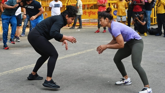 Sakshi Malik and Vinesh Phogat practicing at Jantar Mantar. (Vipin Kumar/ Hindustan Times)