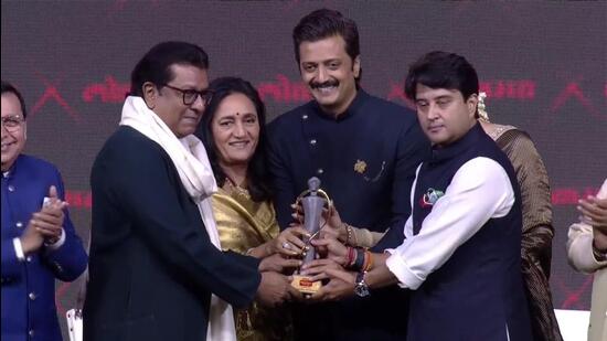 Riteish Deshmukh is out of words after his mother was called in stage: Don’t have words to express my gratitude Riteish Deshmukh is out of words after his mother was called in stage: Don’t have words to express my gratitude