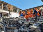 Teams of NDRF and Thane Disaster Response Force conducting search and rescue operations. (Praful Gangurde/ Hindustan Times) Teams of NDRF and Thane Disaster Response Force conducting search and rescue operations. (Praful Gangurde/ Hindustan Times)