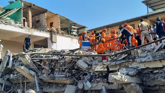 Teams of NDRF and Thane Disaster Response Force conducting search and rescue operations.&nbsp;(Praful Gangurde/ Hindustan Times)