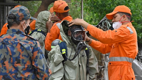 NDRF teams reached and initiating rescue operation after gas leak incident at Sua road, Giaspura area in Ludhiana on Sunday. ((Photo by Gurpreet Singh/Hindustan Times)) NDRF teams reached and initiating rescue operation after gas leak incident at Sua road, Giaspura area in Ludhiana on Sunday. ((Photo by Gurpreet Singh/Hindustan Times))