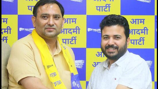 Pawan Sehrawat at his AAP rejoining with Durgesh Pathak in New Delhi on Sunday. (HT PHOTO) Pawan Sehrawat at his AAP rejoining with Durgesh Pathak in New Delhi on Sunday. (HT PHOTO)
