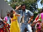 Sara Ali Khan and Vicky Kaushal danced their hearts out in the Mumbai heat at noon ahead of the trailer launch. A glimpse of the popular song Tum Kya Jano Mohabbat Kya Hai was also seen in the trailer. (Varinder Chawla) Sara Ali Khan and Vicky Kaushal danced their hearts out in the Mumbai heat at noon ahead of the trailer launch. A glimpse of the popular song Tum Kya Jano Mohabbat Kya Hai was also seen in the trailer. (Varinder Chawla)
