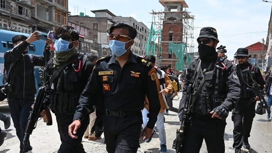 The National Security Guard (NSG) Commandos deployed in the Lal Chowk area of Srinagar on Thursday, intensifying security measures in the lead-up to the prestigious G20 Tourism Working Group meeting.(Waseem Andrabi/HT Photo)