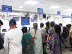 Days after the Reserve Bank of India withdrew <span class='webrupee'>₹</span>2,000 currency notes from circulation and asked banks to provide deposit and exchange facilities for the notes until September 30, 2023, citizens lined up in banks to exchange their <span class='webrupee'>₹</span>2,000 currency notes. (HT Photo)