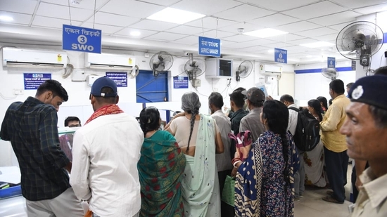 Days after the Reserve Bank of India withdrew <span class='webrupee'>₹</span>2,000 currency notes from circulation and asked banks to provide deposit and exchange facilities for the notes until September 30, 2023, citizens lined up in banks to exchange their <span class='webrupee'>₹</span>2,000 currency notes.&nbsp;(HT Photo)