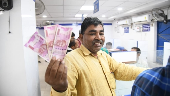 As per RBI, the objective of introducing <span class='webrupee'>₹</span>2,000 notes was met once banknotes in other denominations became available in adequate quantities. (HT Photo)
