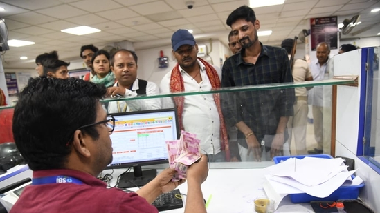 The <span class='webrupee'>₹</span>2,000 denomination bank note was introduced in November 2016 after the Modi government had introduced demonetisation of <span class='webrupee'>₹</span>500 and <span class='webrupee'>₹</span>1,000 notes. In picture, rush at Danapur (Patna) SBI branch. (HT Photo)