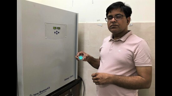 Prof Awadh Bihari Yadav in his lab. (HT) Prof Awadh Bihari Yadav in his lab. (HT)