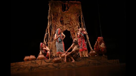Artists of National School of Drama staging ‘Bayen’ at the Sangeet Natak Academy on Thursday. (HT Photo) Artists of National School of Drama staging ‘Bayen’ at the Sangeet Natak Academy on Thursday. (HT Photo)