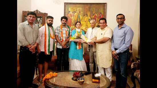 he trio made the switch in the presence of former Union minister Pawan Kumar Bansal and Chandigarh Congress president HS Lucky at Bansal’s residence in Sector 28. (HT Photo)