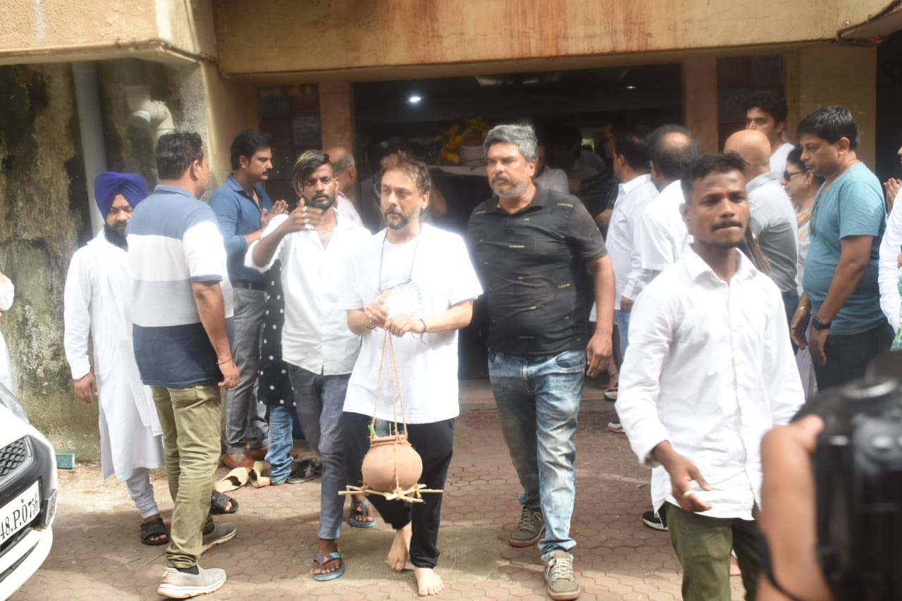 Kanwarjit Paintal, Harry Paintal and Hiten Paintal at Gufi Paintal's last rites. (Photo: Varinder Chawla)(Varinder Chawla) Kanwarjit Paintal, Harry Paintal and Hiten Paintal at Gufi Paintal's last rites. (Photo: Varinder Chawla)(Varinder Chawla)